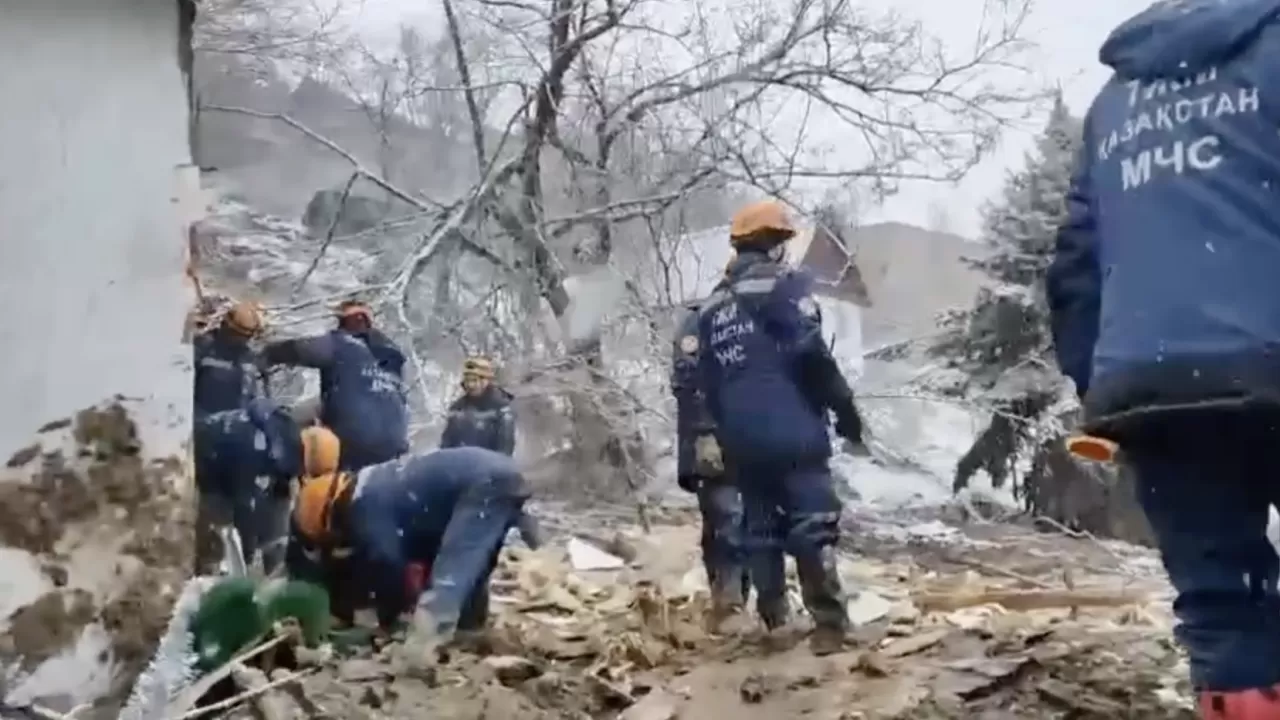 Алматыдағы лай көшкіні: Үйінді астынан 4 адамның денесі табылды