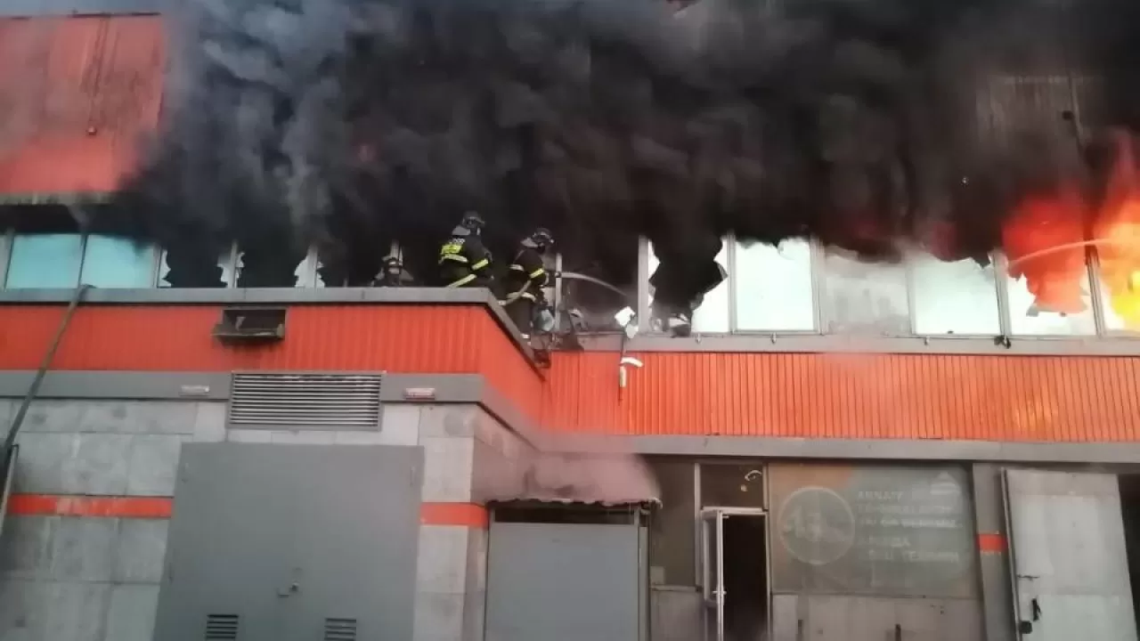 Пожарный поезд привлечен для тушения пожара в торговом доме Семея 