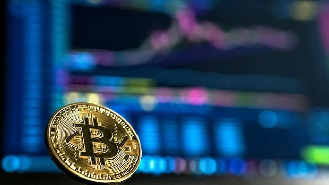 Стоимость биткоина превысила 57 тыс. долларов