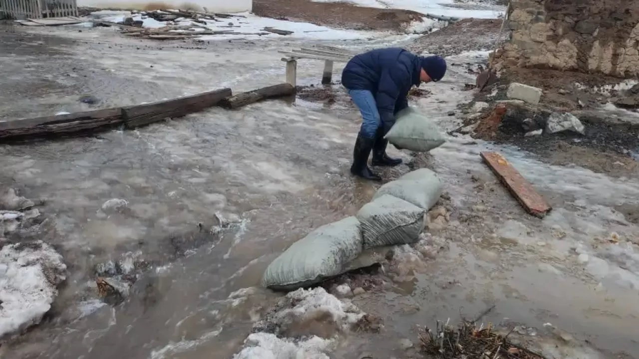 Улицы Атырау затопило талыми водами