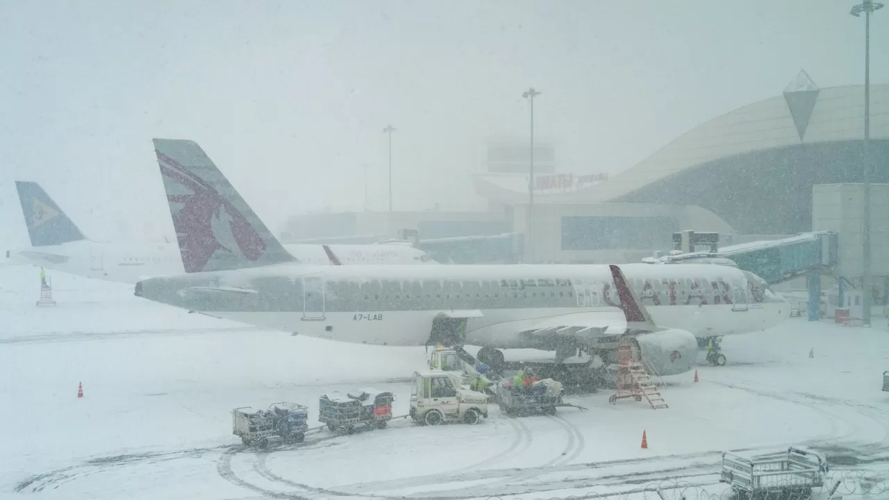 Снежный коллапс повлиял на работу крупнейшего аэропорта Казахстана