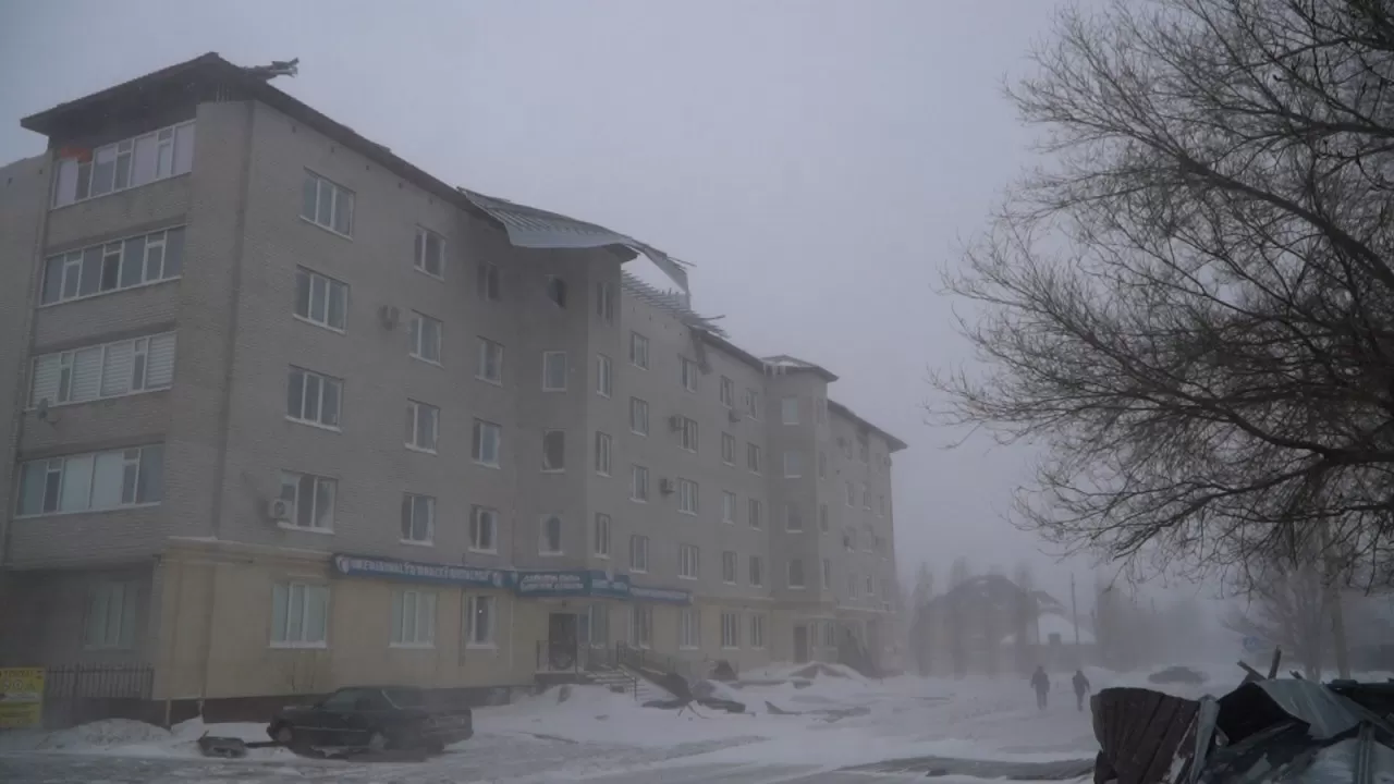 Ақтөбеде қатты желдің салдарынан екі үйдің шатыры ұшып кетті