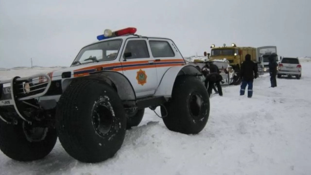 В Атырауской области в болотистой местности застряли 15 человек