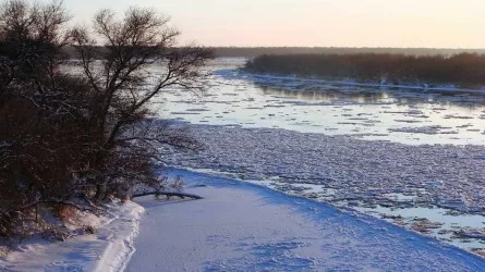 Река Сырдарья частично замерзла и угрожает жителям Приаралья