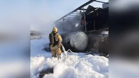 В Караганде спасатели вынесли из загоревшейся заправки более 60 газовых баллонов