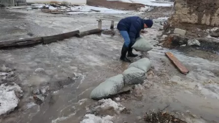 Улицы Атырау затопило талыми водами