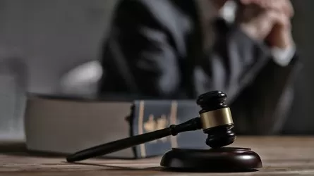 Астанада 200 млн теңгеге жуық пара беруге итермелеген адвокат сотталды