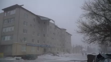 Ақтөбеде қатты желдің салдарынан екі үйдің шатыры ұшып кетті