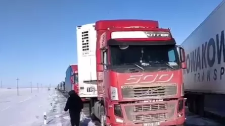 Жүк көлігі жүргізушілерінің қауіпсіздік ережелерін сақтамауы жолда қиындық тудырып отыр 