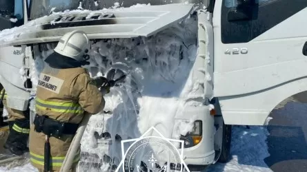 Шымкентте көшеде жүк көлігінің моторы жанды 