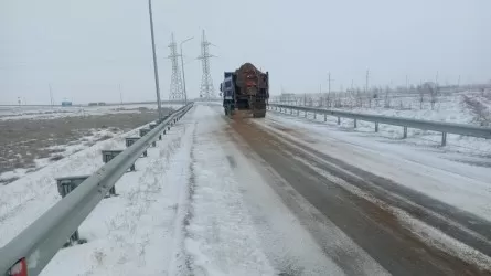 Қызылордада жолға 150 тонна тұз аралас құм себілді