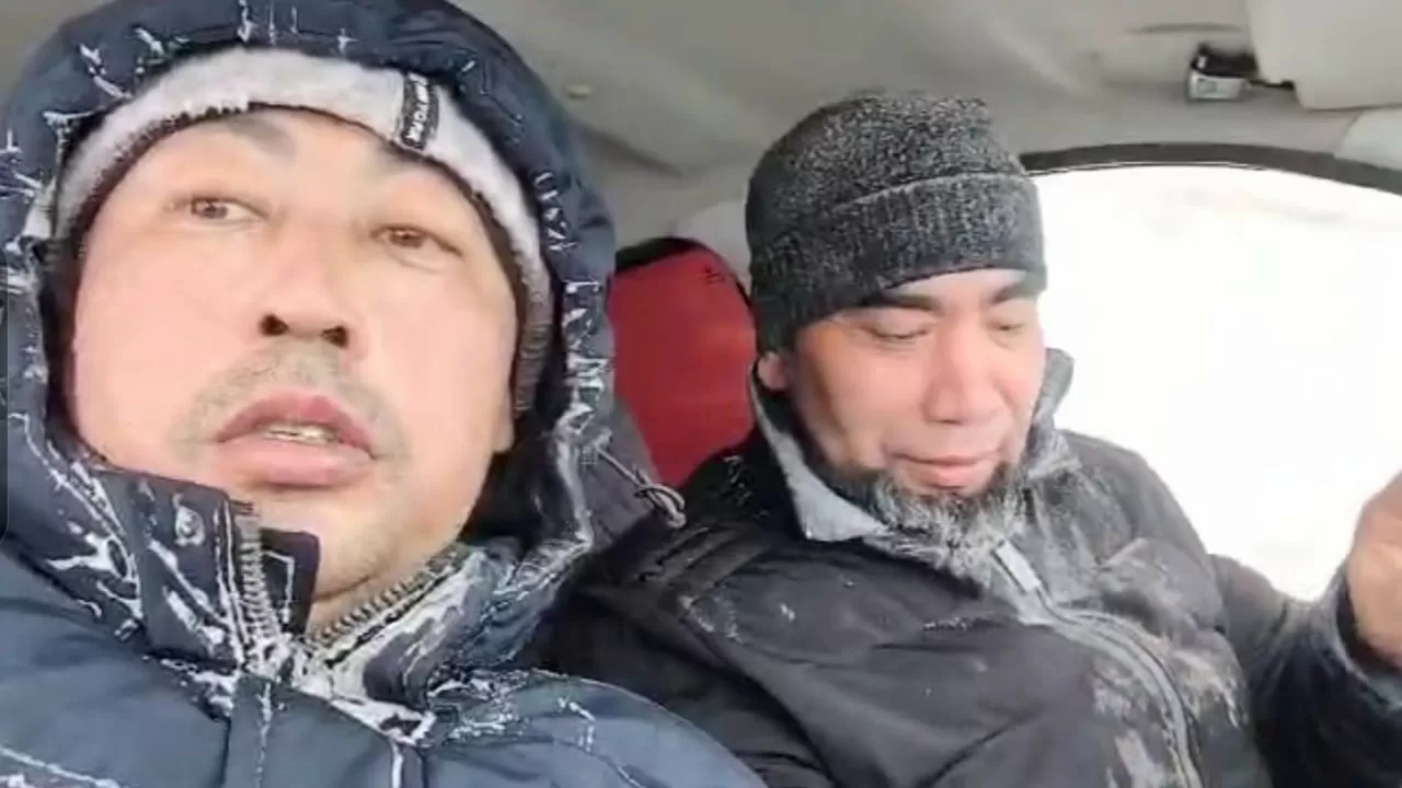 Ауыл азаматтары жолда қалғандарға көмекке келді