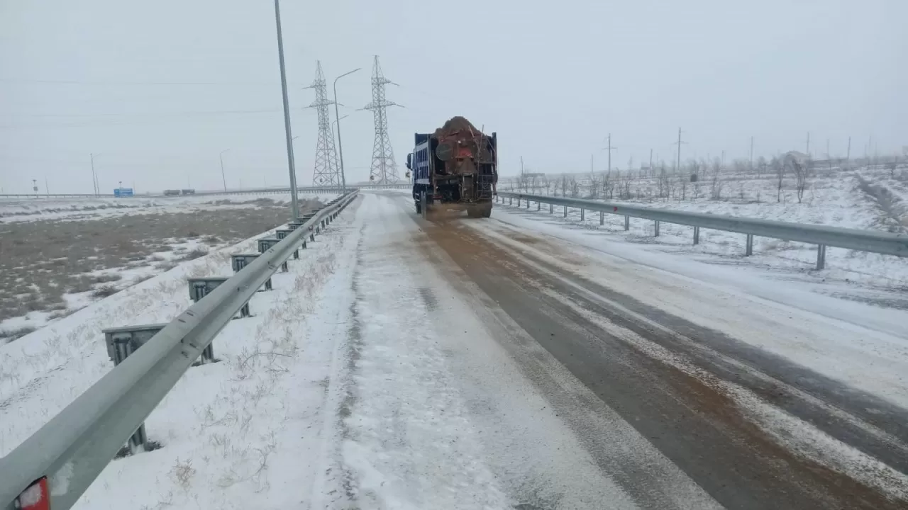 Қызылордада жолға 150 тонна тұз аралас құм себілді