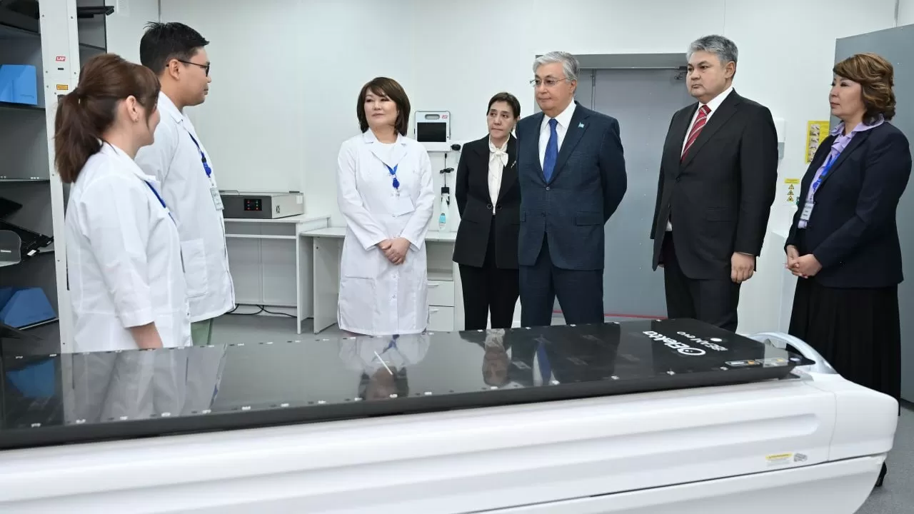 Мемлекет басшысы Өскемендегі Сәулелік терапия және диагностика орталығының жұмысымен танысты