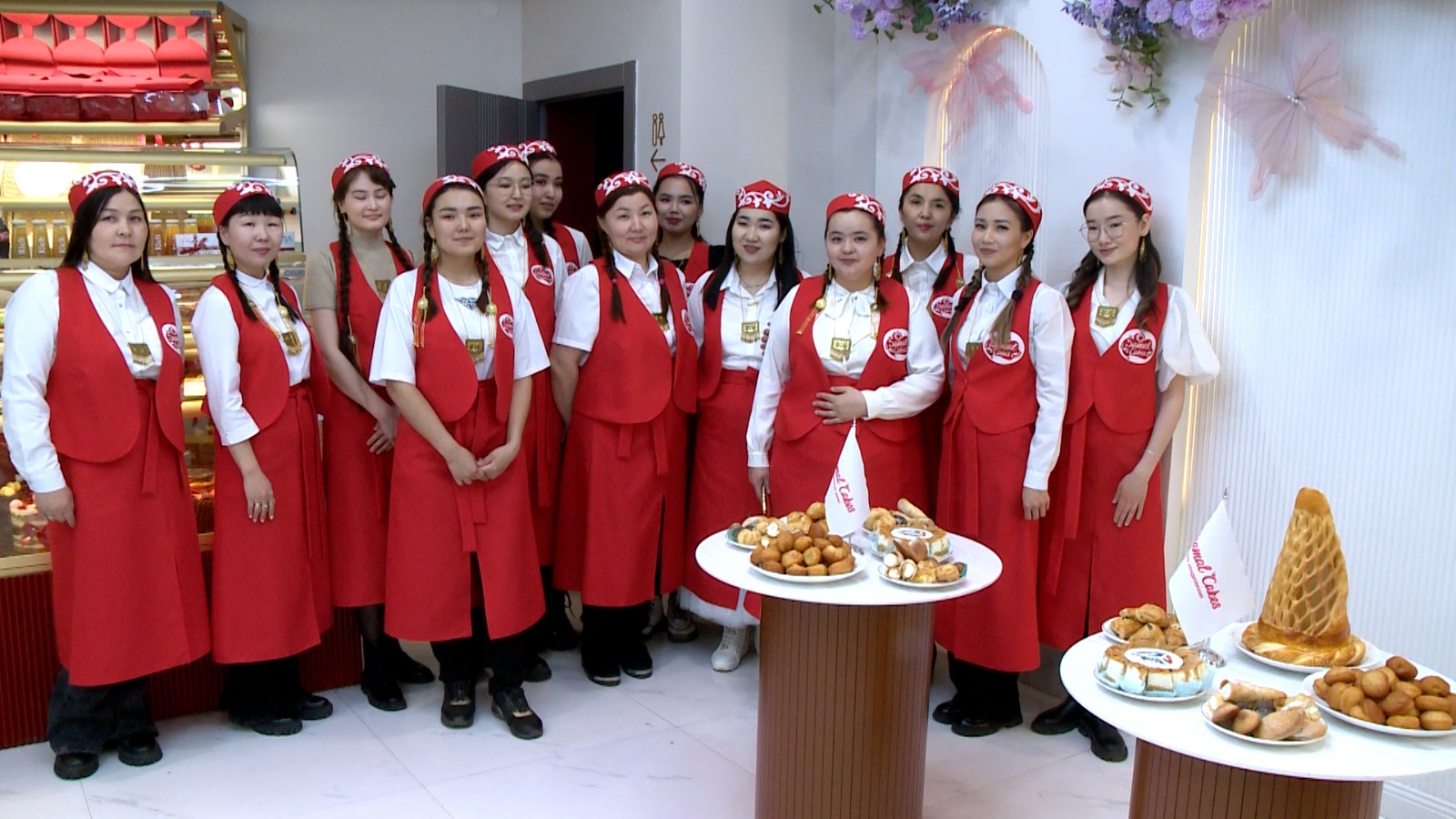 Ақтөбедегі дәмханалардың бірінде ұлттық нақыштағы жұмыс киімімен қызмет көрсетіледі