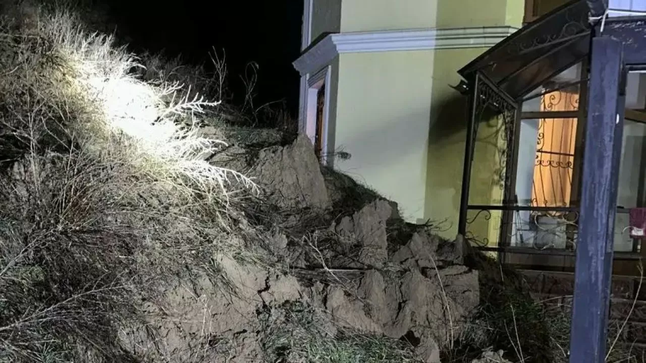 Алматы облысында лай көшкіні жүріп, екі үйге зақым келді