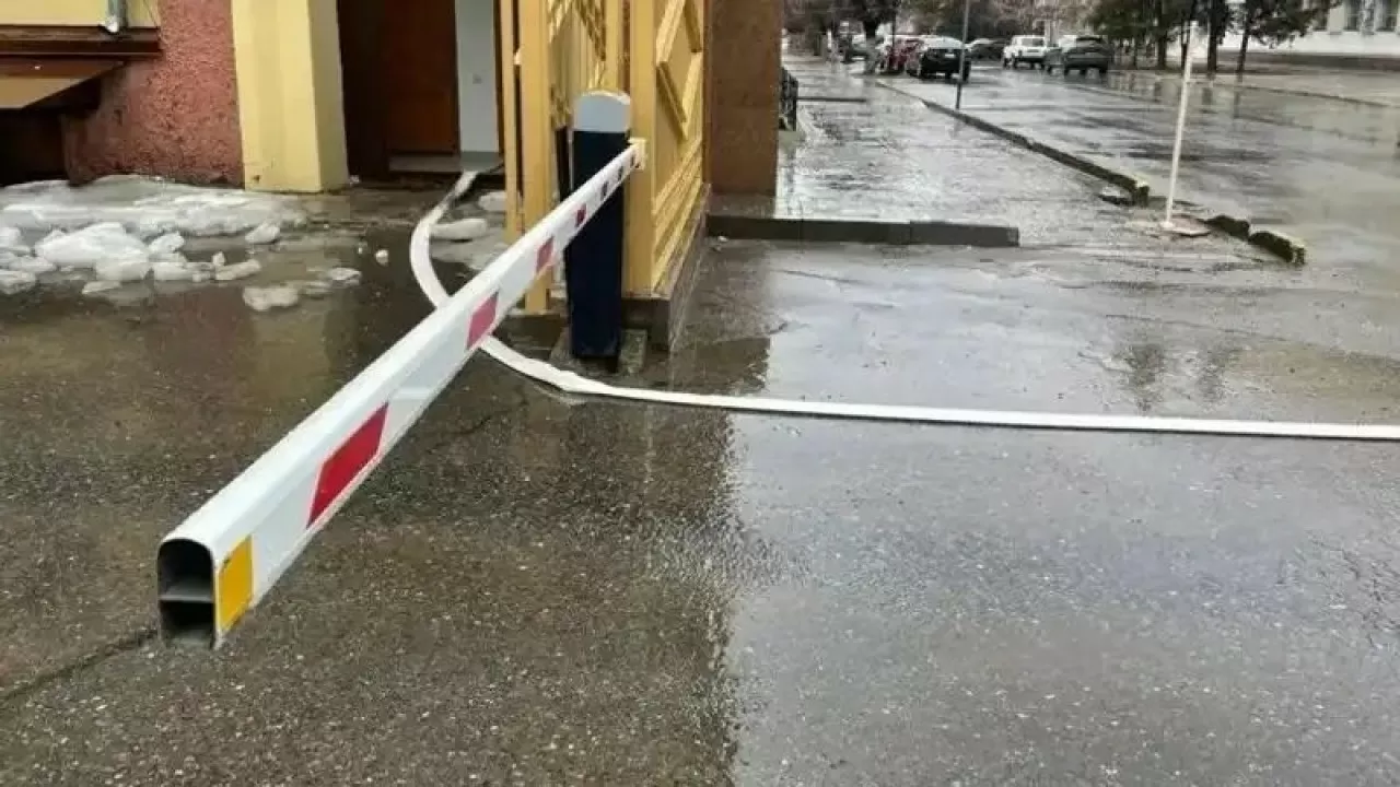 Орал қаласында әкімдік ғимаратын су басты