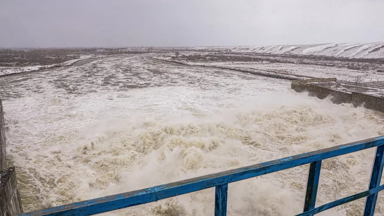 С Актюбинского водохранилища продолжают сброс воды. Оно заполнено на 100% 