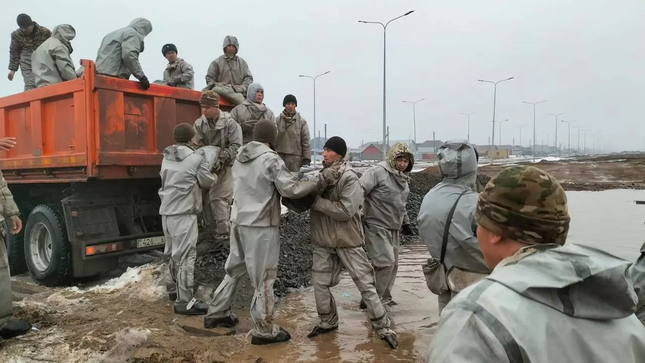 Қарулы күштердің әскери қызметшілері Оралға көмекке келді