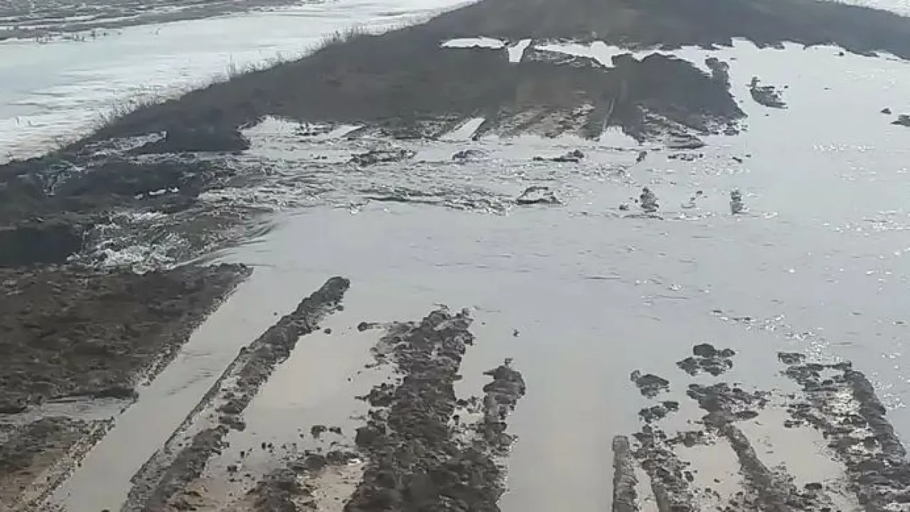 Батыс Қазақстанда жолды су шайып кеткендіктен бір ауыл қатынассыз қалды
