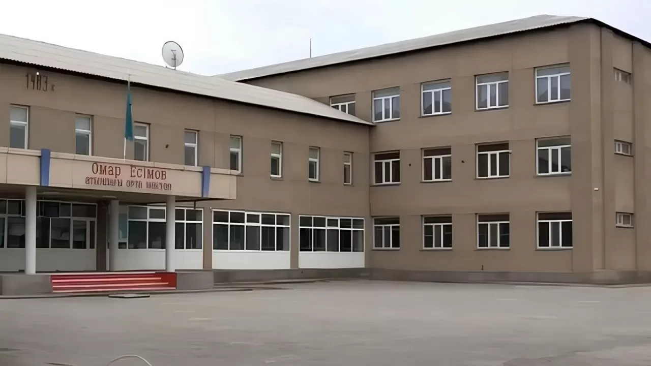 "Мұғалім сыныпта болмаған": Түркістан облысында оқушы қыз мектептің үшінші қабатынан құлап кетті
