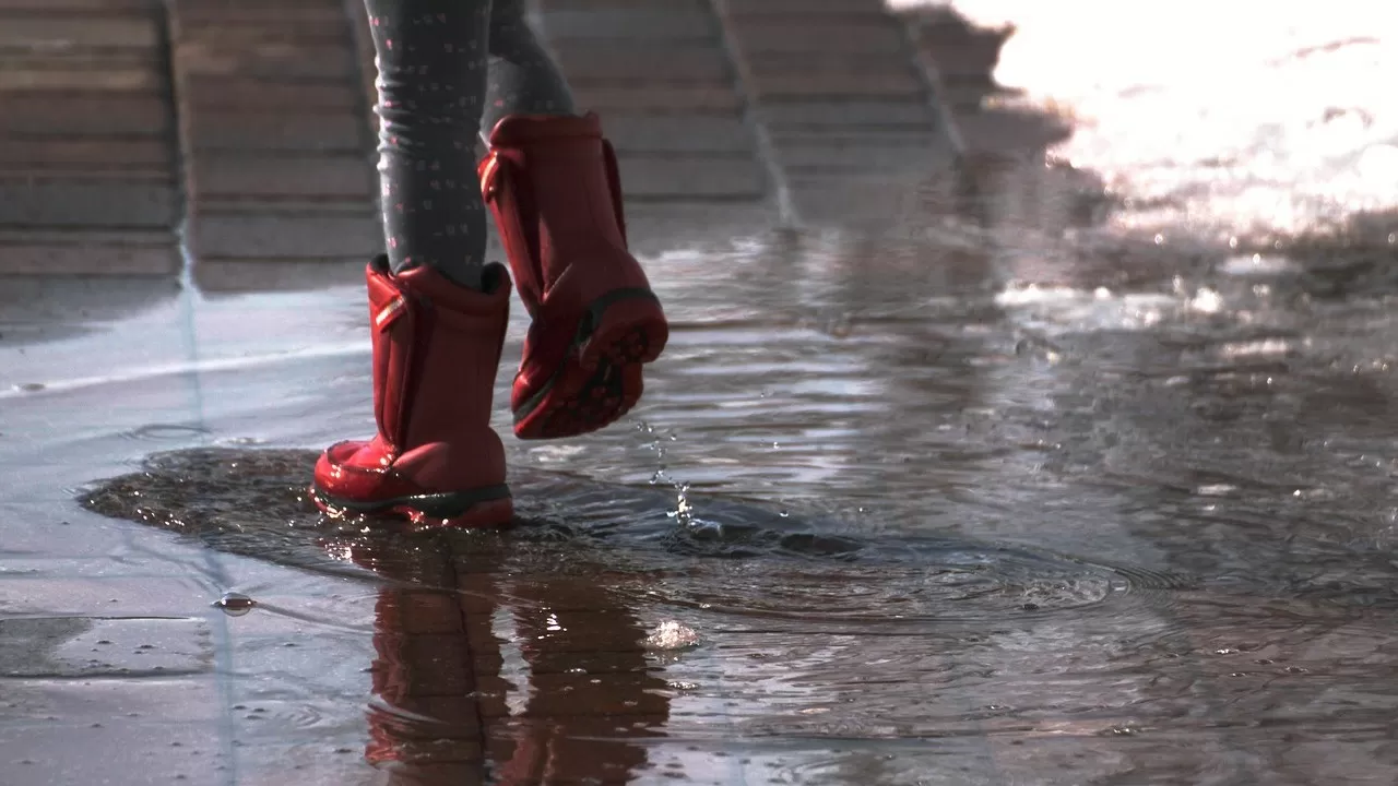 Талая вода полилась через дорогу в Актюбинской области 