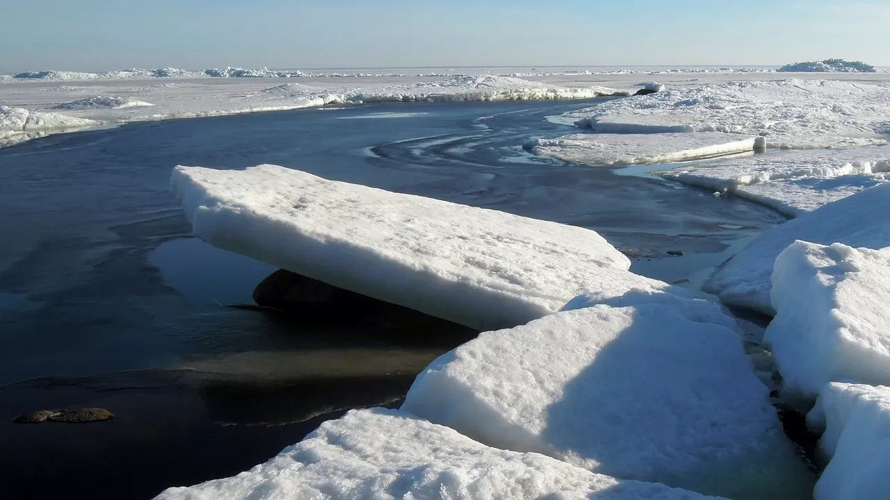 В Семее интенсивно откачивают воду с городских улиц 