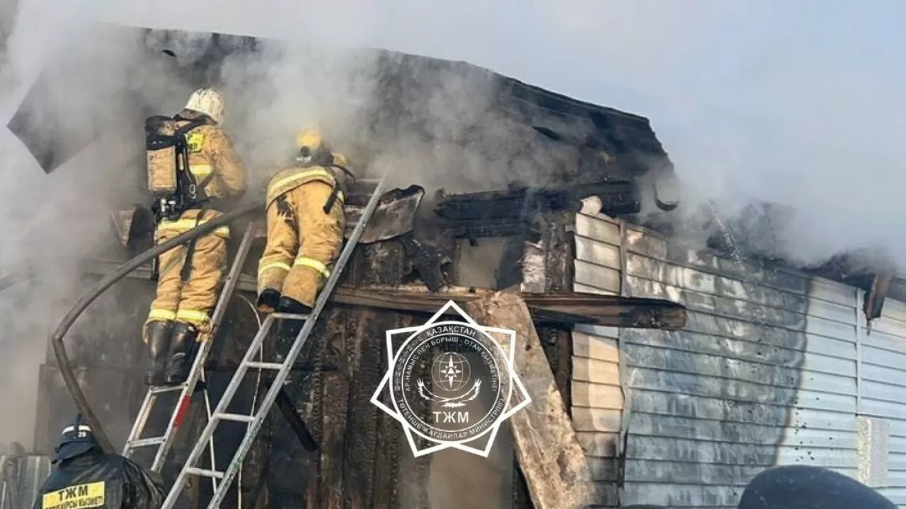Пожарные вовремя вынесли из горящего дома три газовых баллона в Кокшетау 