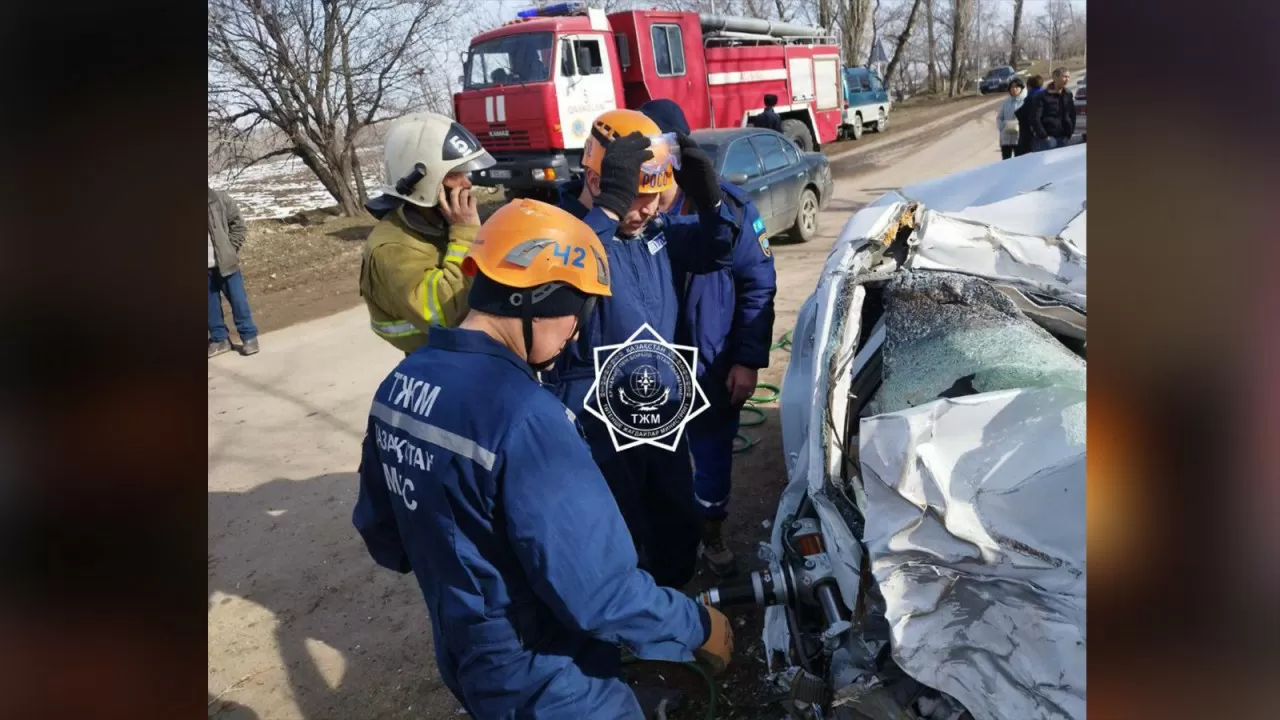 В Алматинской области из искореженного автомобиля извлекли тело мужчины