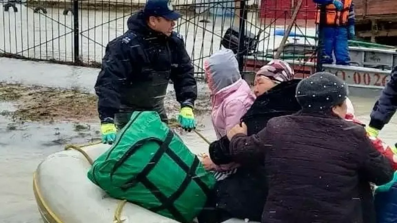Полицейлер суда қалған тұрғындарды қайықпен тасымалдады