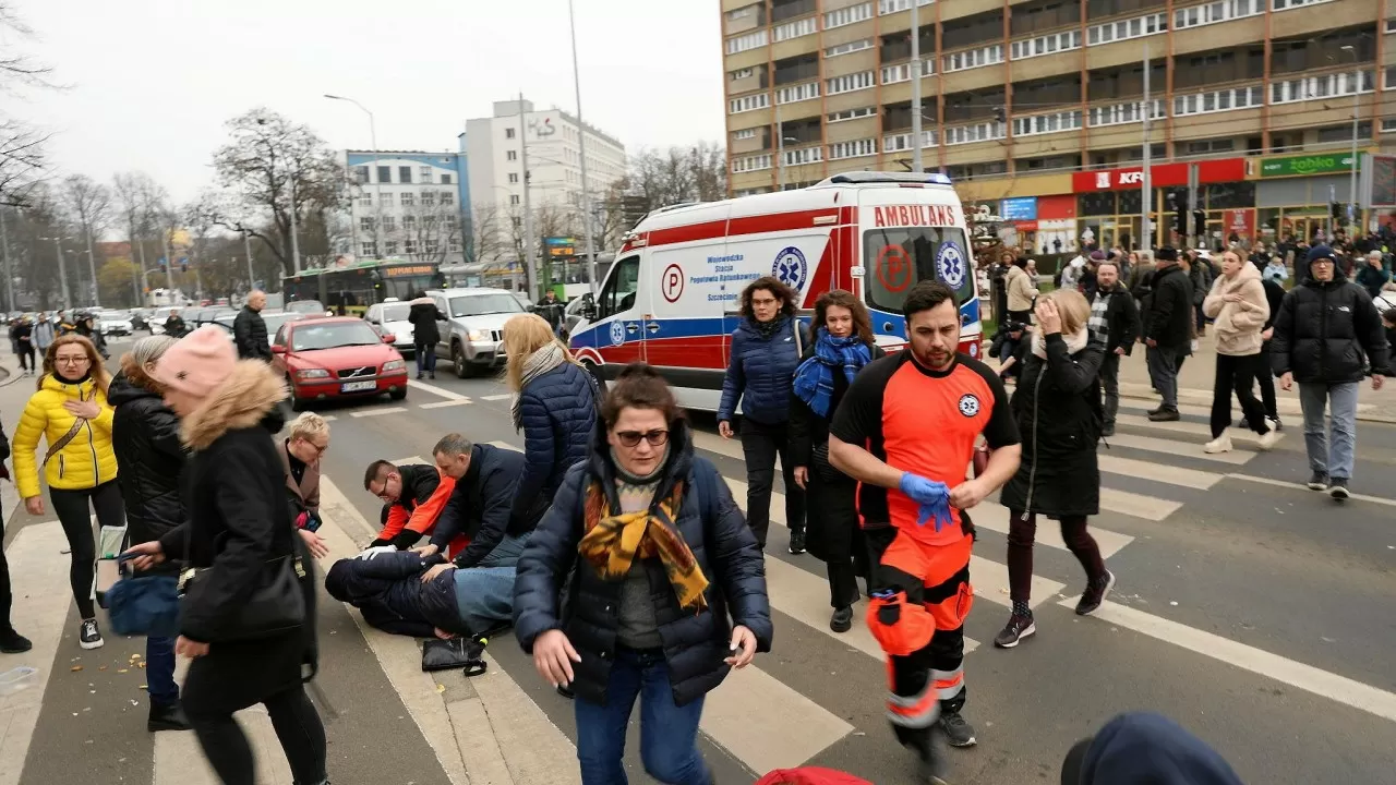 Автомобиль въехал в толпу людей в Польше