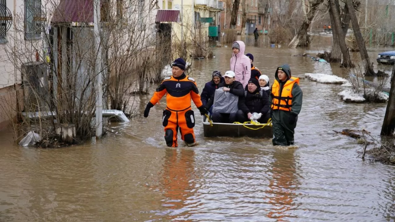 Вода не щадит: как Казахстан борется с масштабным паводком?