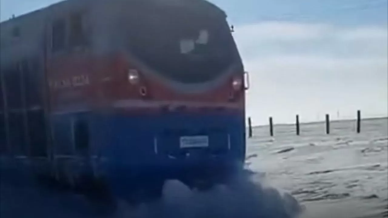 Ақтөбе облысында қалың қардың кесірінен пойыз жүре алмай қалды