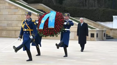 Қазақстан Президенті Тоқаев Гейдар Әлиевтің бейітіне гүл шоғын қойды