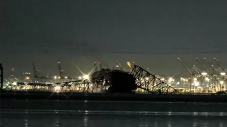 Грузовой корабль снес мост в Балтиморе: спасатели ищут жертв и выживающих 