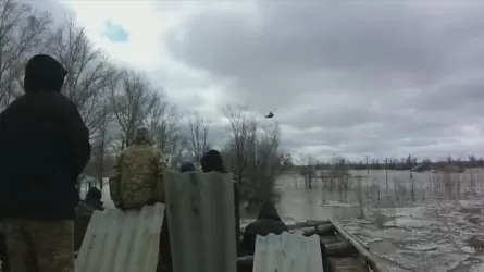 Ақтөбе облысында тікұшақ су басқан ауылға әзер қонып, 15 адамды құтқарды