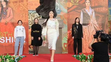 Казахская национальная одежда набирает популярность как повседневная