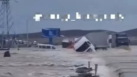 Большая вода в Казахстане: грузовик утонул в Карагандинской области  