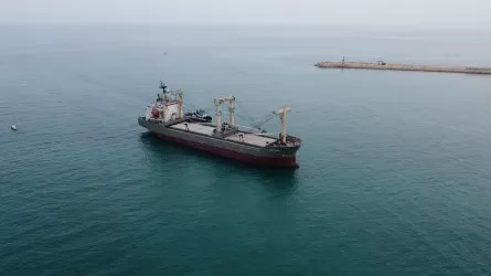 Хуситы снова обстреляли ракетами торговое судно в Красном море 