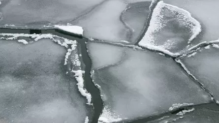 Дети уплыли на льдине на Иртыше