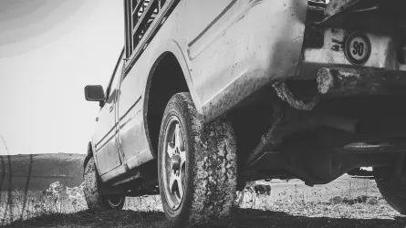 "КазАвтоЖол" успешно вытащил из грязи автомобили на трассе Алматы – Бишкек 