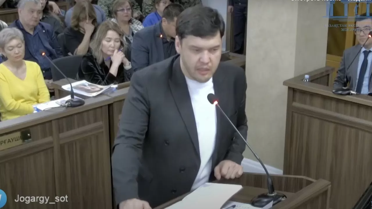 "Оны неге менен сұрап тұрсыз?": Сот Нүкенованың ағасына ескерту жасады