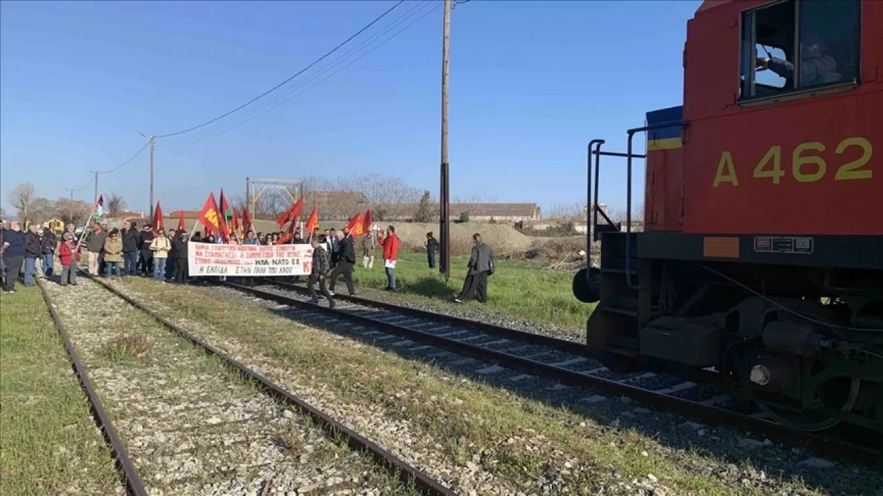 Грекияда НАТО танктерін тасымалдайтын пойыз тоқтатылды