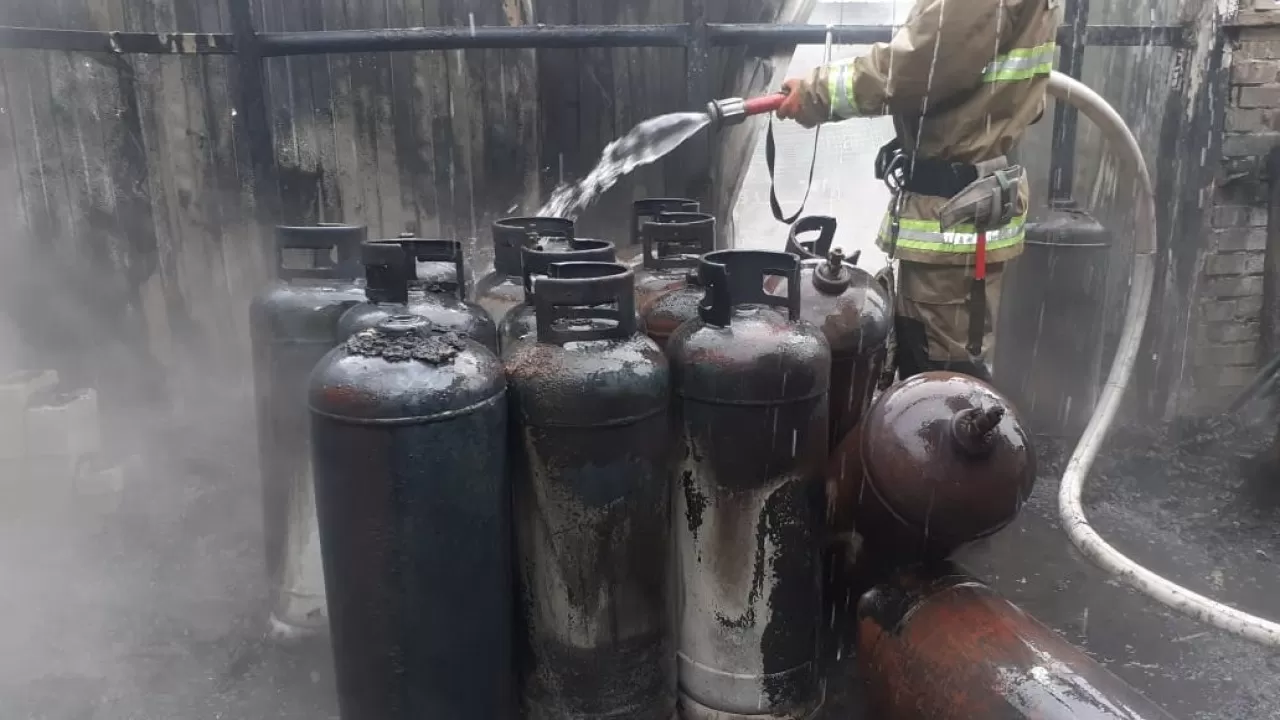 Газовые баллоны едва не взорвались в Медеуском районе Алматы