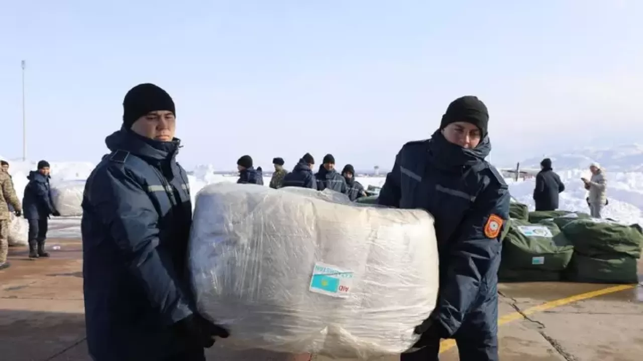 Кыргызстан направил в пострадавший от весеннего паводка Казахстан 300 тонн гумпомощи