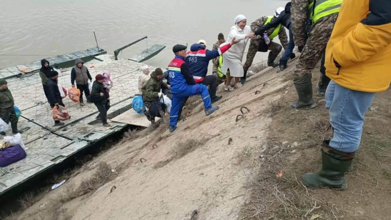 Су тақсыны: Дәрігерлер құтқарушыларға тұрғындарды эвакуациялауға көмектесуде