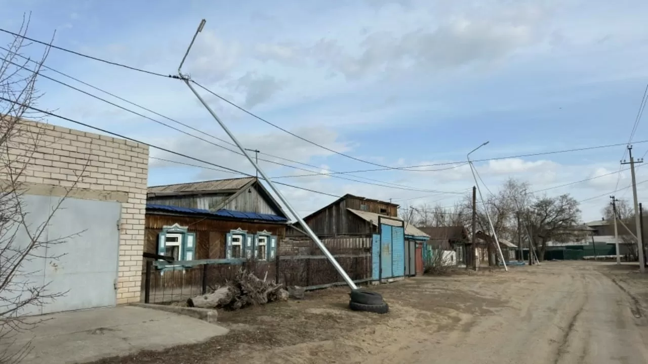 Уличное освещение Семея: фонарные столбы падают, светильники перегорают