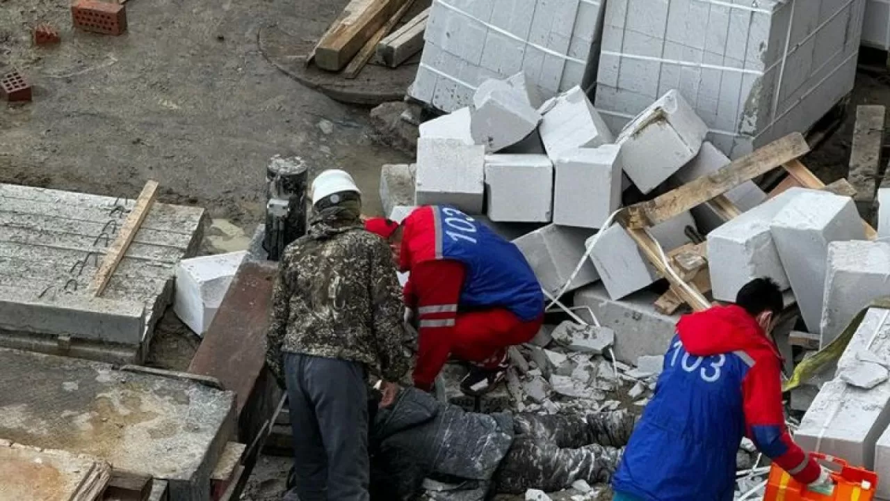 Қостанайда құрылыс алаңында жұмысшының үстіне блоктар құлап кетті