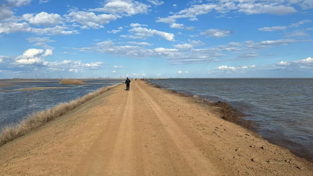 В пяти регионах Казахстана ограничили движение транспорта 