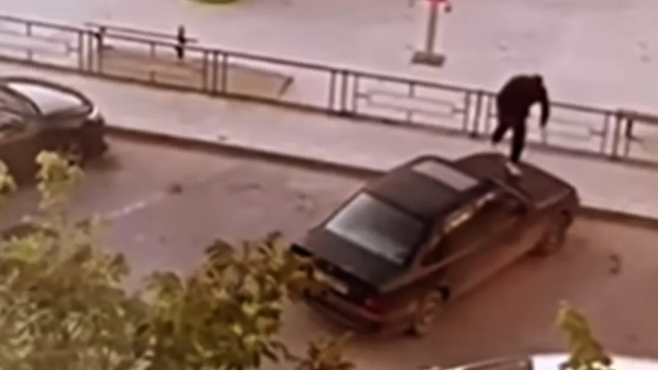 Ақтауда ер адам аулада тұрған көліктің үстіне мініп секірген